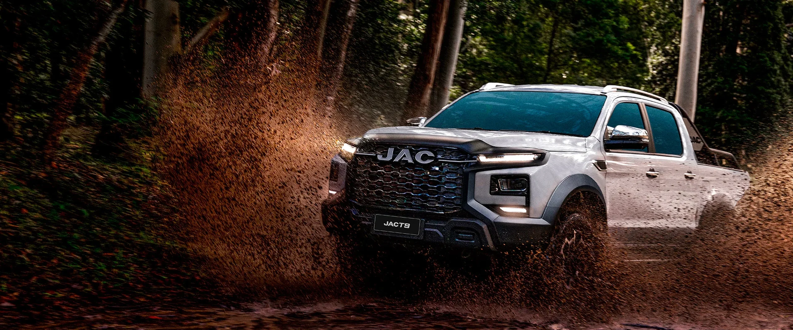 JAC T9 en un camino de tierra rodeado de bosque