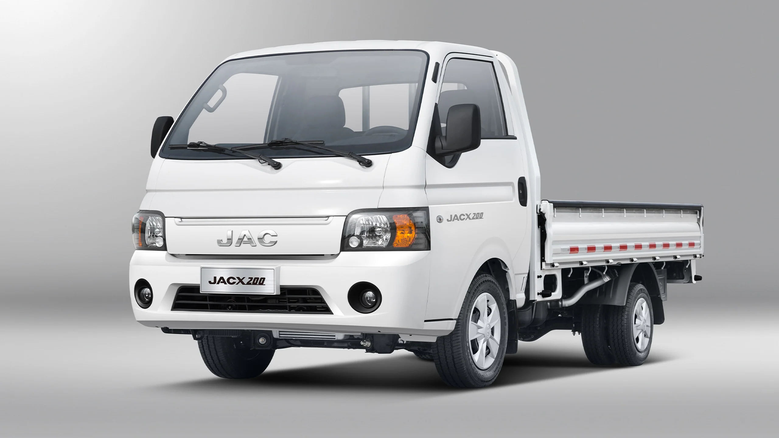 JAC X200 Cabina Simple blanco con caja de carga abierta